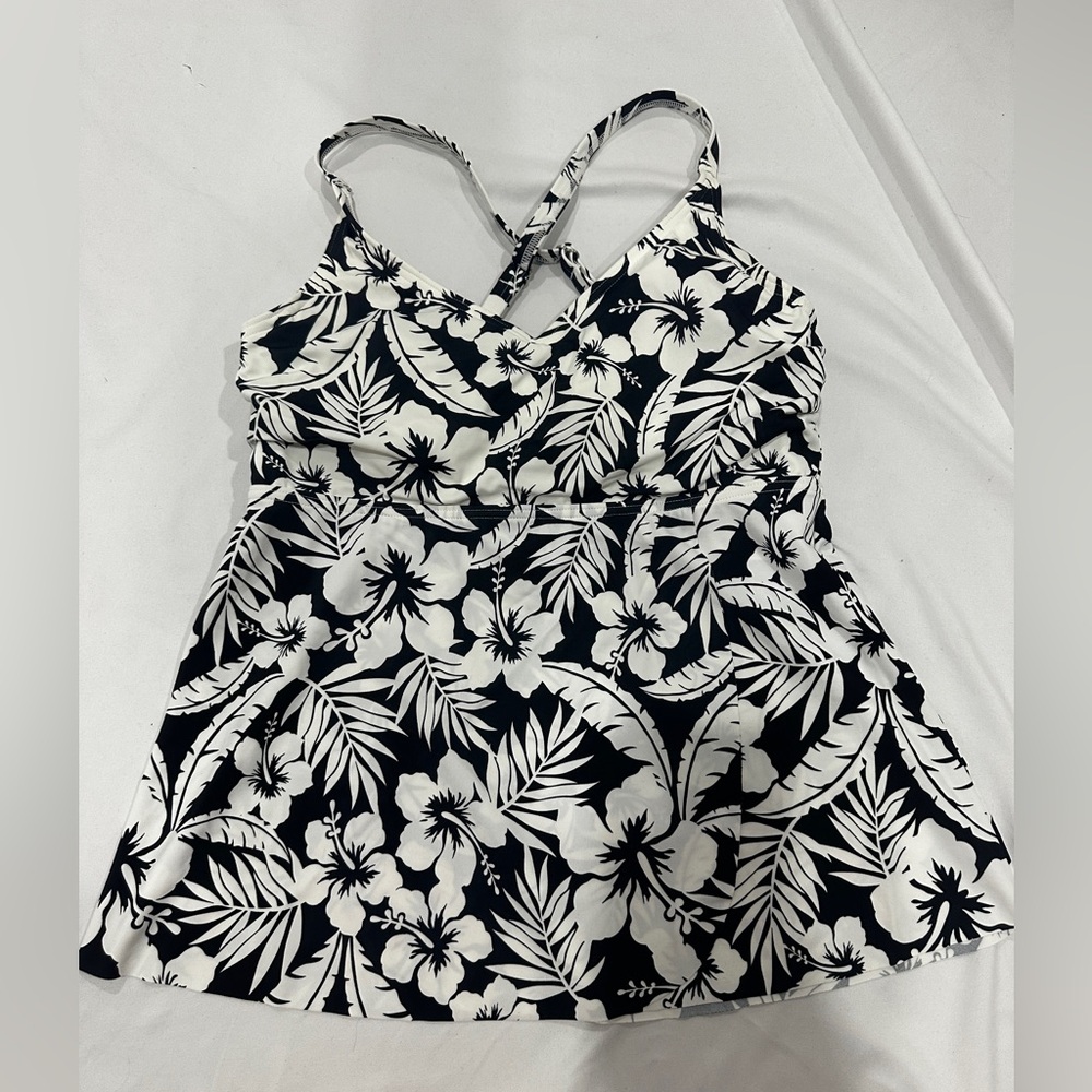 Lands’ End Tankini Swim Top Black White Floral Size S 6-8 NWT Built In Bra